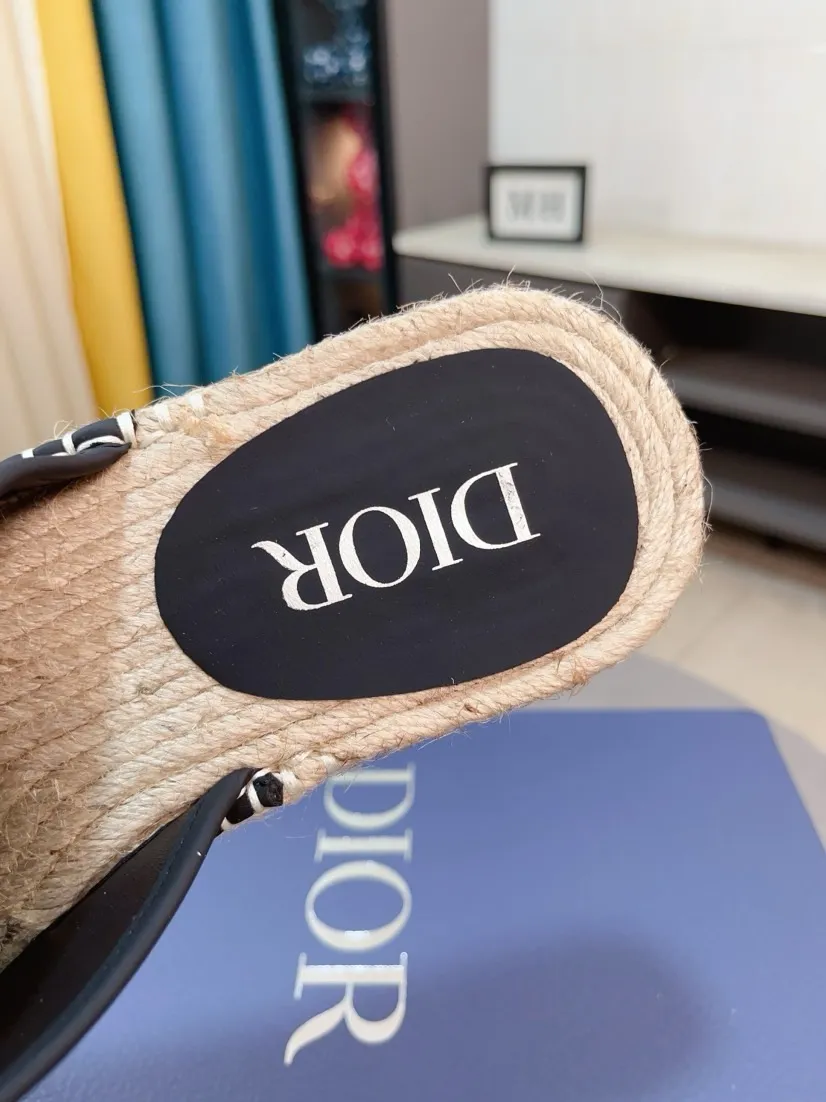 Men's men's shoes💰320🌸🌸High-end version. DIOR💁Men's slippers, high-end and upscale [strong][strong], compare quality at counters. The upper is hand-drawn, a combination of native hemp and raw rubber sole [strong][strong], breathable and non-slip outsole [rose][rose], breathable and comfortable lambskin lining, density 100% comfortable [gift][gift], original wear-resistant code number 38-44. Can be customized 45-46-47